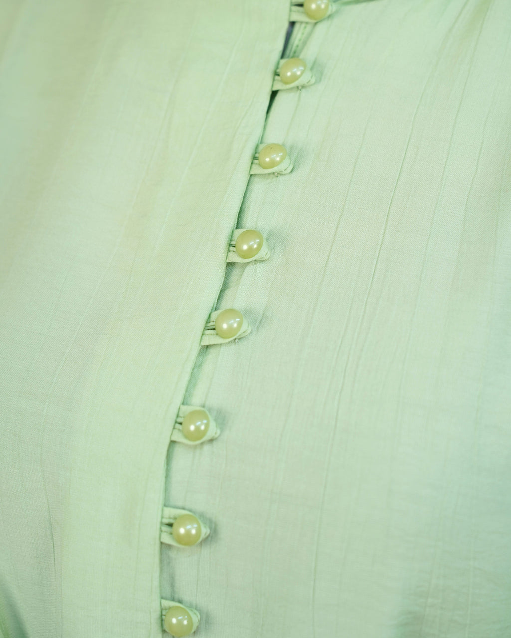 Détail des boutons nacrés de la Robe Lina, finition haut de gamme VIP Fashion