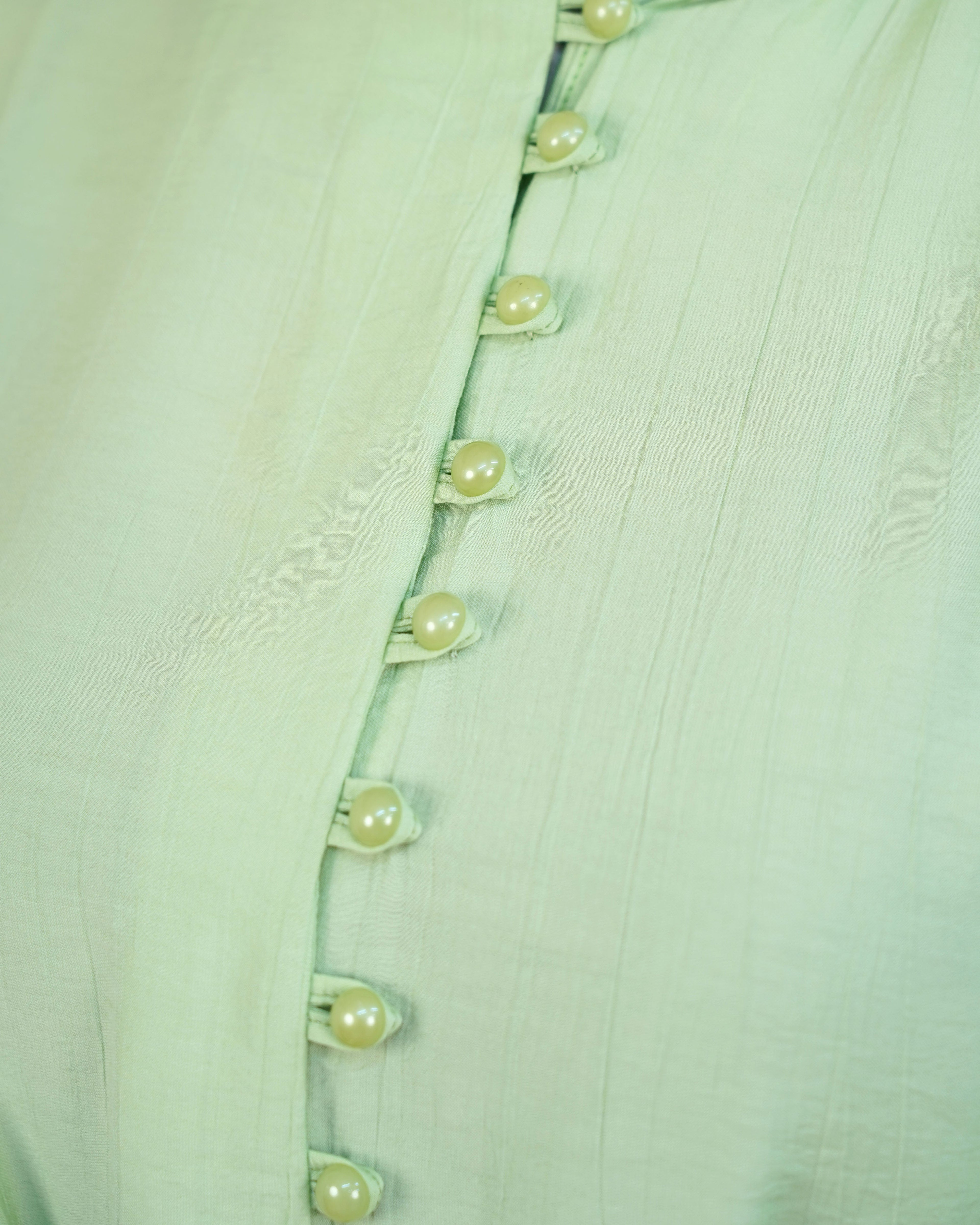 Détail des boutons nacrés de la Robe Lina, finition haut de gamme VIP Fashion